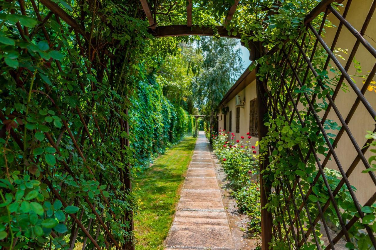 Gоlden Dragon Villa Hotel Bishkek Ngoại thất bức ảnh