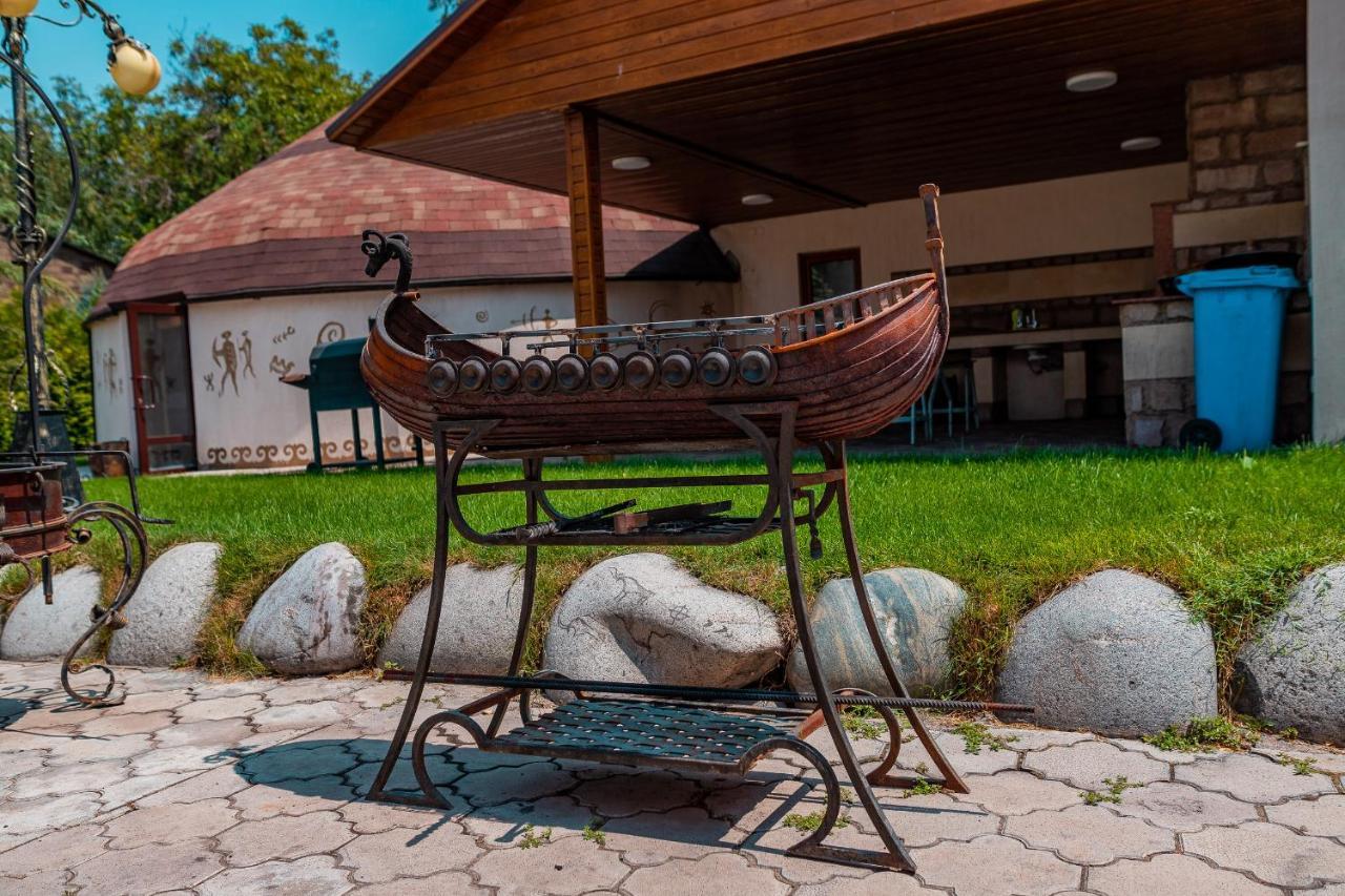 Gоlden Dragon Villa Hotel Bishkek Ngoại thất bức ảnh